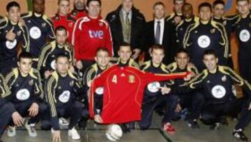 <b>EN GRUPO. </b>Del Bosque posa con el equipo de la prisión Madrid III.