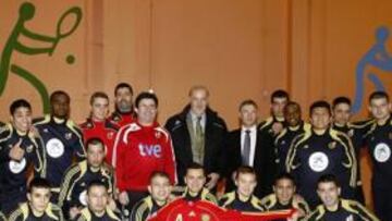 <b>EN GRUPO. </b>Del Bosque posa con el equipo de la prisión Madrid III.