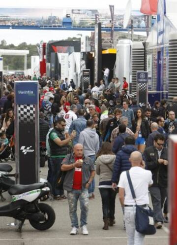 Ambiente motero y chicas guapas en el circuito Ricardo Tormo