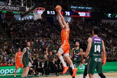 Montero vuelve a volar