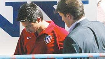 <b>ENTRE ALGODONES. </b>El estado de Jorge preocupa mucho en el seno rojiblanco. Ayer, nada más volver de Valencia, el equipo se ejercitó en el Calderón. Jorge no pudo hacerlo y se le efectuaron pruebas en la falange dañada. El director deportivo Toni Muñoz se interesó por el estado del jugador grancanario.