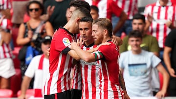 BILBAO, SPAIN - AUGUST 21: Alex Berenguer of Athletic Club celebrates scoring their side's first goal with teammates during the LaLiga Santander match between Athletic Club and Valencia CF at San Mames Stadium on August 21, 2022 in Bilbao, Spain. (Photo by Juan Manuel Serrano Arce/Getty Images)