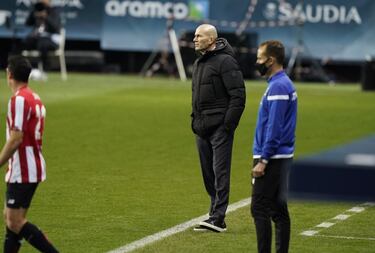 Los primeros días de 2021 fueron trágicos para las aspiraciones blancas. Emparejado con el Athletic en la Supercopa, los rojiblancos superan a los madridistas con un Raúl García en estado de gracia que marca los dos goles de los bilbaínos antes de que se llegue al descanso. Pese a que Zidane había dispuesto a sus mejores jugadores, los blancos no pueden doblegar a sus rivales: Benzema recorta distancias a escasos 20 minutos para el final. Las críticas a Zidane comienzan a aparecer…