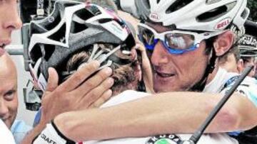 <b>EMOTIVO. </b>Andy y Frank se fundieron en un abrazo al cruzar la meta.