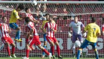 Lance del partido que ha enfrentado esta tarde al Girona y a Las Palmas en el estadio de Montilivi.
