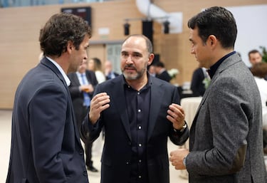 Raúl, técnico del Castilla, Chus Mateo, técnico de la sección de baloncesto, y Alberto Toril, entrenador del equipo femenino.