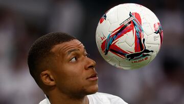MADRID,09/11/2024.-MADRID, 09/11/2024.-El delantero francés del Real Madrid Kylian Mbappé, calienta antes del partido de la jornada 13 de LaLiga contra Osasuna, este sábado en el estadio Santiago Bernabéu en Madrid.-EFE/ Daniel González
