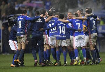 Alegría de los jugadores del Oviedo al final del partido