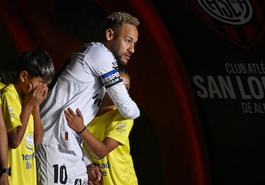 Neymar no rompe la maldición