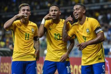 Divertida celebración de Philippe Coutinho, Neymar y Gabriel Jesús por el gol de Neymar ante Argentina, en el partido clasificatorio para el Mundial de Rusia 2018. 