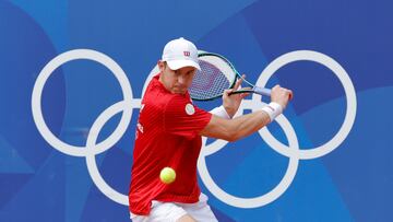 PARIS, 25/07/2024.- El tenista chileno Nicolás Jarry durante un entrenamiento junto al serbio Novak Djokovic en el marco de los Juegos Olímpicos de París 2024, este jueves en París (Francia). EFE/ Lavandeira Jr