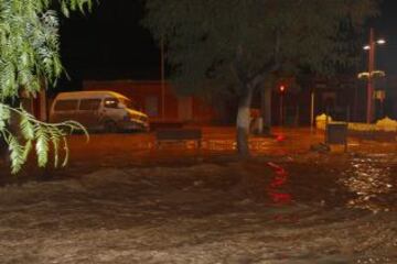 La cantidad de lluvia caída en poco tiempo en Copiapó, una zona desértica del norte de Chile, provocó el desborde del río y aluviones de barro y escombros. Chañaral también sufrió duras consecuencias.