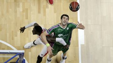 Shermanido lucha por un balón.