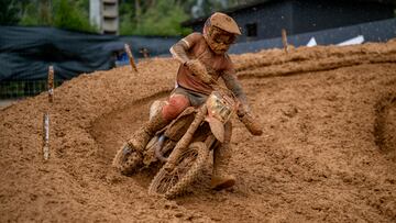 Rubén Fernández, en el barro del MXGP de Portugal con la Honda.