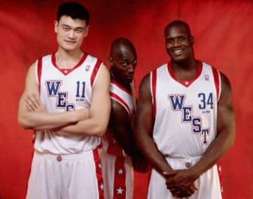 Yao Ming, Kevin Garnett y Shaquille O'Neal posan para la foto del All Star Game de 2014.