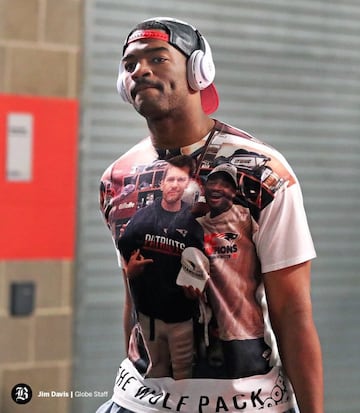 Jacoby Brissett llegó al estadio con una camiseta en la que aparece él mismo con Tom Brady. Que jugón.