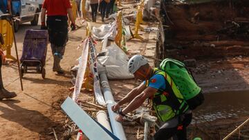 Un agente de la Guardia Civil busca víctimas en una zona afectada por la DANA, en el barranco del Poyo, a 6 de noviembre de 2024, en Chiva, Valencia, Comunidad Valenciana (España). La Guardia Civil continúa con la recuperación de cadáveres en una de las zonas afectadas por la DANA, que el pasado 29 de octubre arrasó la provincia de Valencia y que deja ya una cifra de más de 210 fallecidos.
06 NOVIEMBRE 2024;RECURSOS;EDIFICIO;FÁBRICA;FORD;DANA;TEMPORAL;ERTE;CARTEL;SEÑAL
Rober Solsona / Europa Press
06/11/2024
