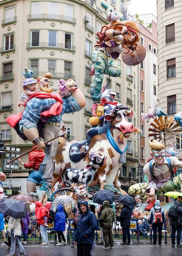 Este mircoles, 19 de marzo y da de San Jos, se celebrar el emocionante "Da de la Crem" en las Fallas de Valencia, donde ms de 700 monumentos que los artistas falleros han levantado por toda la ciudad ardern en un espectculo impresionante. Marcando el broche de oro de la fiesta ms emblemtica de Valencia y una de las ms multitudinarias de toda Espa?a. La noche se iluminar con fuegos artificiales.