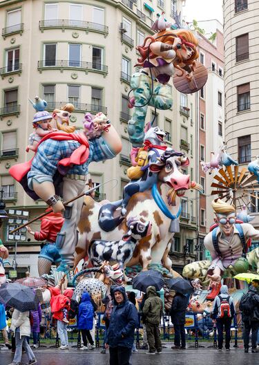 Este miércoles, 19 de marzo y día de San José, se celebrará el emocionante "Día de la Cremà" en las Fallas de Valencia, donde más de 700 monumentos que los artistas falleros han levantado por toda la ciudad arderán en un espectáculo impresionante. Marcando el broche de oro de la fiesta más emblemática de Valencia y una de las más multitudinarias de toda España. La noche se iluminará con fuegos artificiales.