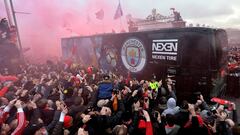 EPA3320. LIVERPOOL (REINO UNIDO), 04/04/2018.- Aficionados del Liverpool reciben con c&aacute;nticos y bengalas al autob&uacute;s del Manchester City antes del encuentro de ida de cuartos de final de la Liga de Campeones entre el Liverpool y el Manchester