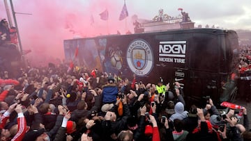 Seguidores del Liverpool destrozaron el autobús del City