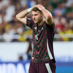 Santiago Giménez no ve la suya con Selección Mexicana