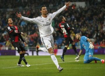 Cristiano Ronaldo del Real Madrid celebra su gol ante el Rayo Vallecano durante su partido de fútbol español de Primera División en el estadio Santiago Bernabéu.