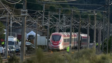 Imagen de la zona del accidente ferroviario con los convoyes de trenes siniestrados donde han comenzado los trabajos de recuperación de los mismos. A 19 de enero de 2026, en Adamuz, Córdoba (Andalucía, España). La cifra de fallecidos se ha elevado a 39, según han fuentes del Ministerio de Interior, tras el descarrilamiento registrado sobre las 19,45 horas de este domingo, 18 de enero, de un tren Iryo 6189 en el que viajaban unas 300 personas y que cubría el trayecto Málaga-Puerta de Atocha, ocurrido en los desvíos de entrada a la vía 1 de la estación de Adamuz (Córdoba), lo que provocó que el vehículo invadiera la vía contigua.
19 ENERO 2026
Joaquin Corchero / Europa Press
19/01/2026