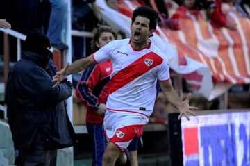 Vallecas fue el lugar en el que el hispano-brasile?o deslumbr¨®, tras una grave lesi¨®n. El delantero lleg¨® al vestuario rayista tras pasar un a?o en blanco en el Atl¨¦tico de Madrid y tras frustrarse un traspaso a un equipo turco. En Vallecas, marc¨® 10 goles en 16 partidos tras llegar en el mercado invernal. Su paso por La Franja fue fundamental en su carrera.