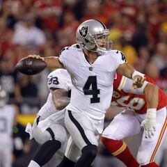 Derek Carr es el primer QB de Raiders en lanzar 200 touchdowns