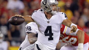 KANSAS CITY, MISSOURI - OCTOBER 10: Derek Carr #4 of the Las Vegas Raiders passes during the 1st quarter of the game \a at Arrowhead Stadium on October 10, 2022 in Kansas City, Missouri.   David Eulitt/Getty Images/AFP