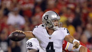 KANSAS CITY, MISSOURI - OCTOBER 10: Derek Carr #4 of the Las Vegas Raiders passes during the 1st quarter of the game \a at Arrowhead Stadium on October 10, 2022 in Kansas City, Missouri.   David Eulitt/Getty Images/AFP