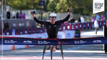 Además de la última carrera en maratón de una leyenda de la distancia como el keniano Eliud Kipchoge, y de las victorias de Benson Kipruto y Hellen Obiri, el Maratón de Nueva York nos dejó también una nueva victoria en la media maratón en silla de ruedas del suizo Marcel Hug, la gran figura de la especialidad y campeón de la distancia en los Juegos Paralímpicos de París, convirtiéndose en uno de los grandes ejemplos del deporte en 2025.