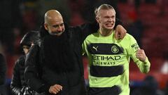 Pep Guardiola y Erling Haaland, entrenador y jugador del Manchester City, se abrazan tras el partido.