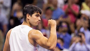 Carlos Alcaraz celebra su victoria contra Lloyd Harris en el US Open.