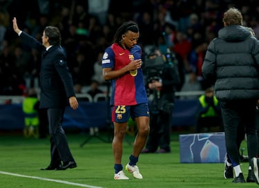 El defensa internacional francés es sustituido con molestias en su gemelo izquierdo.