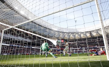 El jugador del Atlético de Madrid, Kalinic, dispara a portería y el portero del Getafe, Soria, no consigue atrapar el balón que finalmente cae a los pies de Saúl para que marque el 2-0.  