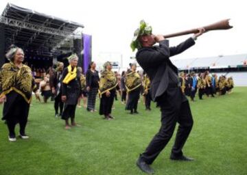 El féretro de Jonah Lomu es recibido por una tradicional bienvenida maorí.