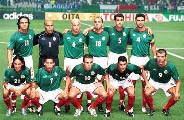 Vestidos por una marca mexicana, el verde se mostró muy sobrio con vivos en verde.