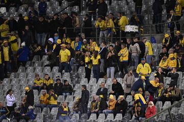 La megafonía del King Badouin Stadium continúa solicitando a los cerca de 35.000 asistentes que permanezcan en el estadio. 

'Tous ensemble' (todos juntos, en español), suena en muchas gargantas. ¡Bélgica!, contestan los suecos. En las gradas también se encienden las luces de los teléfonos móviles. La zona aún no ha sido declarada segura por las fuerzas de seguridad y los posibles autores del acto terrorista siguen prófugos. 