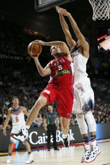 El escolta serbio Nemanja Bjelica (i) con el balón ante el pívot estadounidense Anthony Davis (d), durante la final del Mundial de Baloncesto 2014 que las selecciones de Estados Unidos y Serbia 