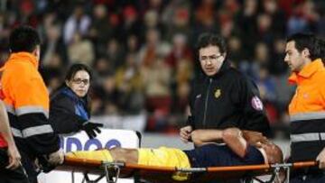 <b>EVACUADO.</b> Heitinga fue trasladado a una clínica de Palma para ser sometido a pruebas médicas.