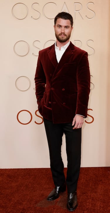 Chase Stokes posa en la alfombra roja del Dolby Theatre.
