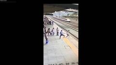 Impactante: así salvó a una joven de suicidarse tirándose al tren