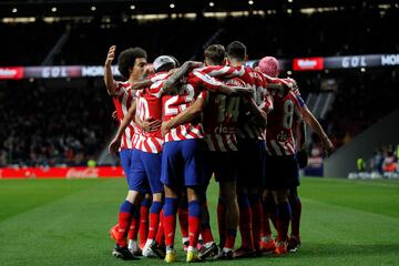 Los jugadores rojiblancos celebran el 1-0 de Álvaro Morata. 