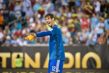 Dani Hernández nació en Caracas pero a los dos años se trasladó a Tenerife, de donde son naturales sus padres. Formado en clubes como Rayo Majadahonda y Guadalajara, pasó por el Real Madrid C, Rayo Vallecano, Jaén, Huesca, Murcia y Valladolid, equipo con el que ascendió a Primera División y disputó 24 encuentros en Primera División. Posteriormente fichó por el CD Tenerife, donde jugó más de 200 partidos en ocho temporadas. Finalmente colgaría los guantes en 2023, tras un breve paso por el CF Fuenlabrada.