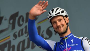 Tom Boonen saluda al público en su última prueba como ciclista profesional.