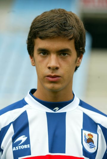 Un joven Xabi Alonso posa en la presentación de la Real Sociedad B para la temporada 2002/2003. Jugó un total de 14 partidos en el Grupo I de  Segunda División B. 