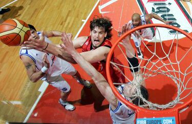 Dos temporadas en Girona le lanzaron como una de las grandes estrellas de la Liga Endesa. Gan 12 MVPs de la jornada y 5 del mes. Integr el mejor quinteto del curso y fue el MVP de la temporada 2007-08. Se march del conjunto cataln con la FIBA Eurocup.