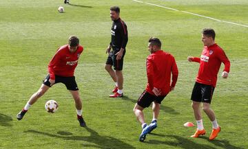 Koke y Gameiro junto a Diego Pablo Simeone. 